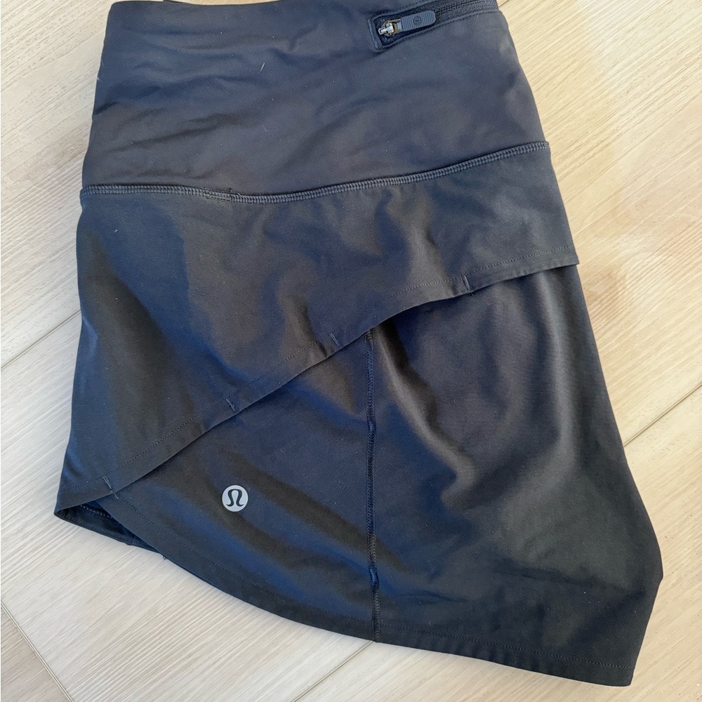 Size 8 dark grey Lululemon high rise, 2.5 speed up shorts.